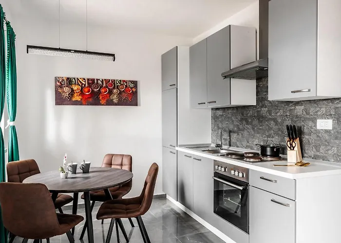 Lovely In With House Sea View Apartman *